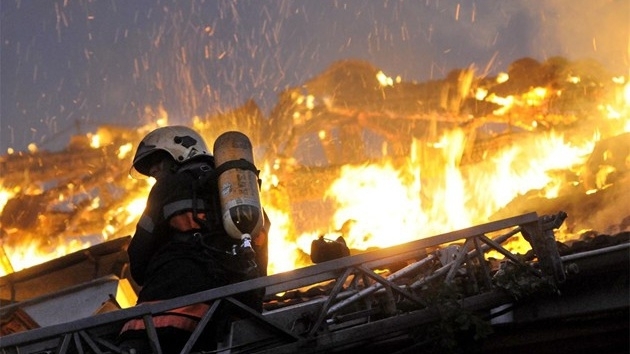 Пожар изпепели покрив на стопанска постройка и отне живота на