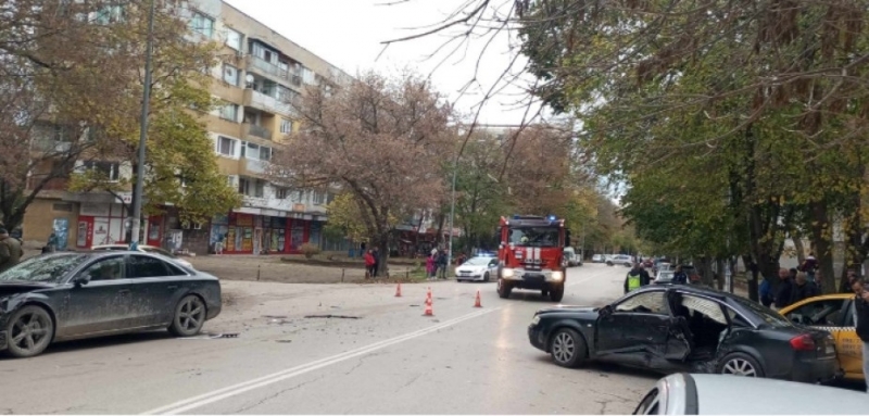 Три автомобила се удариха на ключова улица във Видин съобщава