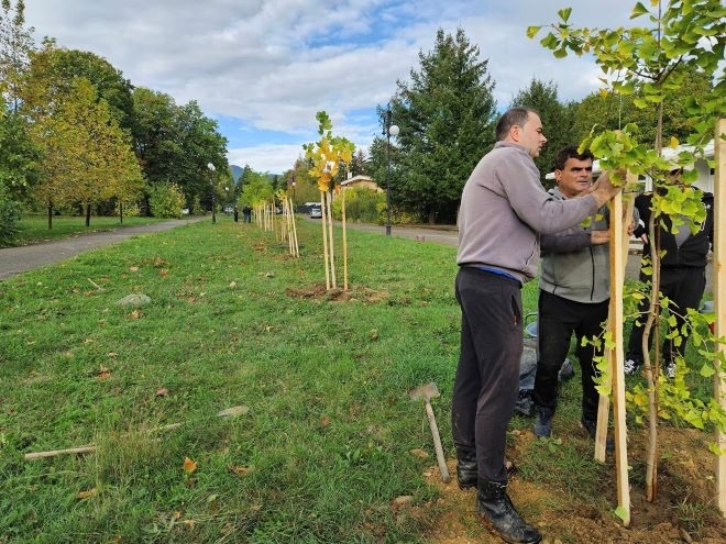 Облагородиха парк в града под Ком по случай Денят на