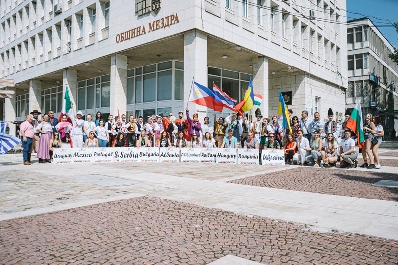 Кметът на Мездра прие участници в международен фолклорен фестивал /снимки/