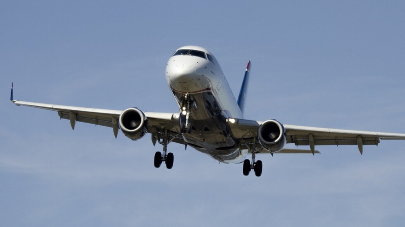 Самолет на румънската национална авиокомпания Таром изпълняващ полет по маршрута