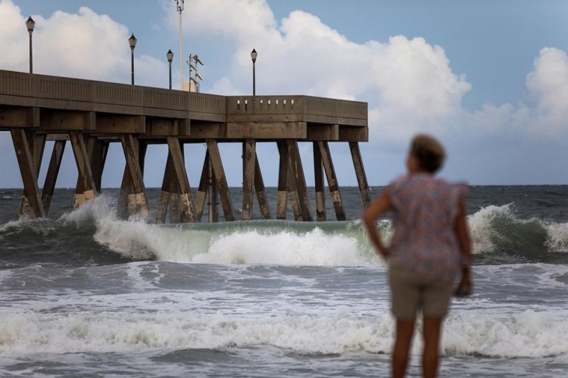 Ураганът Флорънс който приближава към Източния бряг на САЩ отслабна