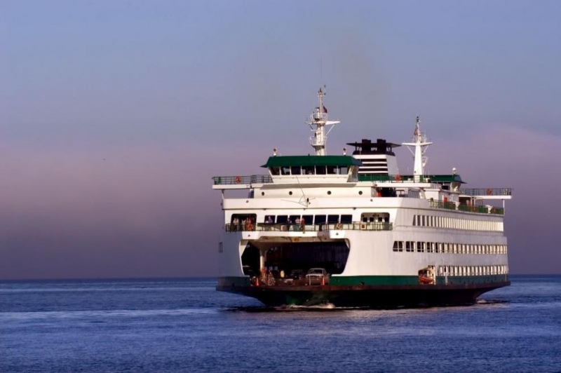 Експлозия последвана от пожар избухна на пътнически ферибот плаващ под