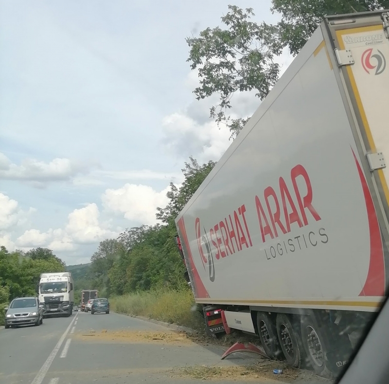 ТИР е излетял от пътя между Мездра и Ботевград научи