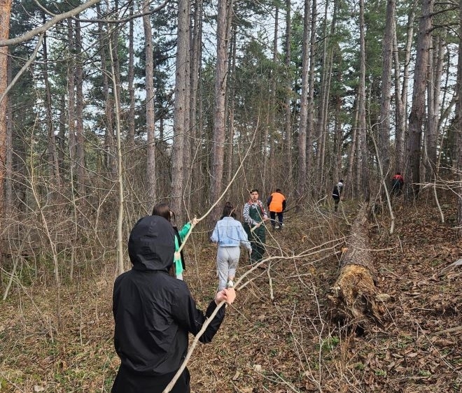 Ученици се включиха в почистването на Лесопарк Калето научи BulNews Инициативата