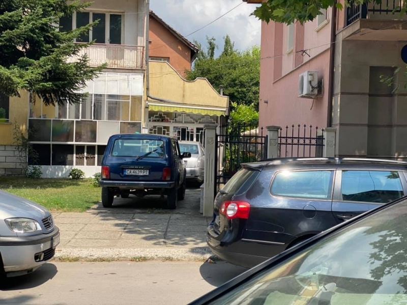 Поредното нагло паркиране вбеси мездренчани става ясно от публикация в