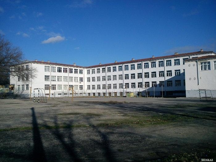 В русенско училище вдигат 3 метрова ограда за да предпазят учениците