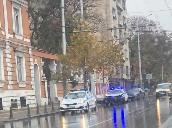 Жестока катастрофа с патрулен автомобил е станала преди минути в