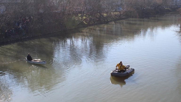 Тригодишно момченце син на козар се удави в пълноводната река