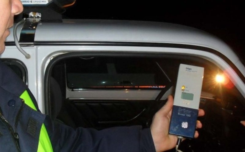 Щракнаха белезниците на тарикат, шофирал пиян във Врачанско, съобщиха от