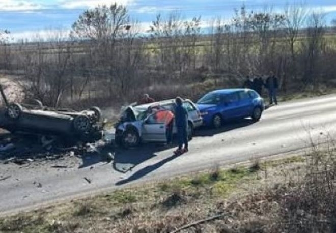 Двама души загинаха а четирима други са ранени при тежка катастрофа между