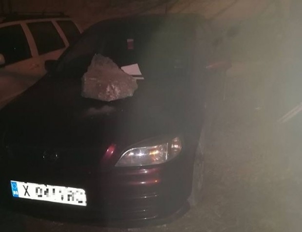 Опел Астра паркиран пред бл 47 във Възраждане осъмна с