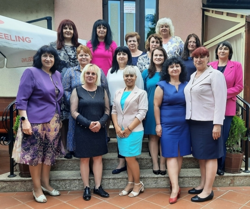 Уважаеми учители Приемете моите най сърдечни пожелания за здраве благоденствие и професионални