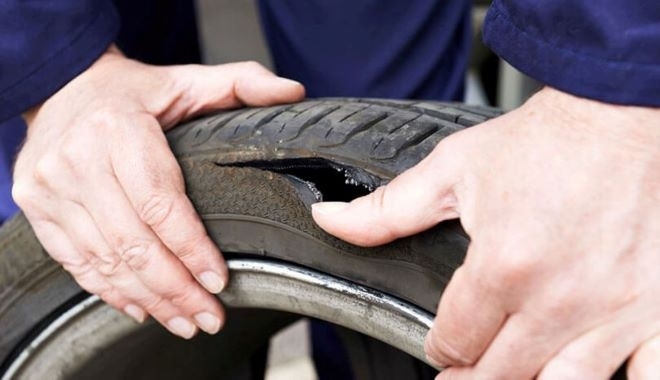 Бандит наряза гумите на "Ауди" във Врачанско, полицията го издирва