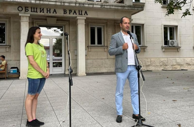 По традиция детският празник Усмивка стартира с любимите приказни герои Кметът