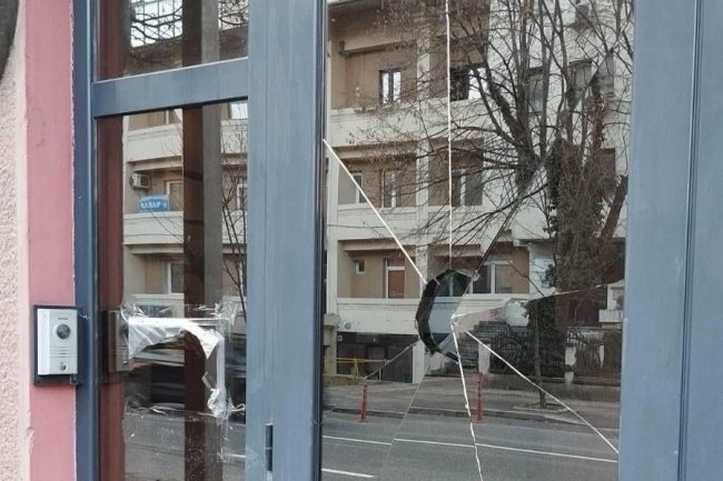 Неизвестно лице е потрошило стъклата на входната врата на българското