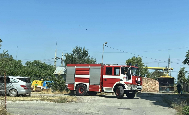Извънредно! Пожар пламна в непосредствена близост до блокове в ж.к. „Сениче“ във Враца /снимки/