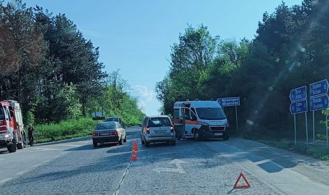 Двама възрастни шофьори се удариха във Врачанско, съобщиха от областната
