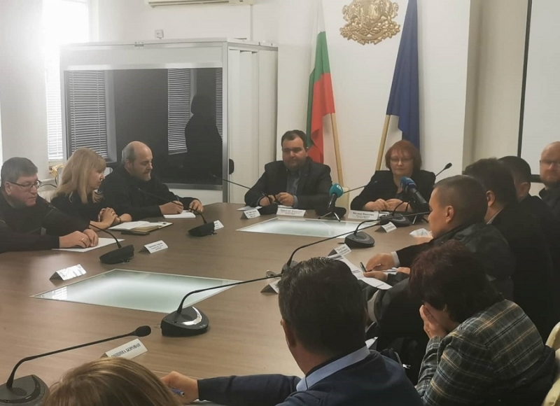 Недоволни кметове от Врачанско готвят колективен иск срещу ЧЕЗ, стана