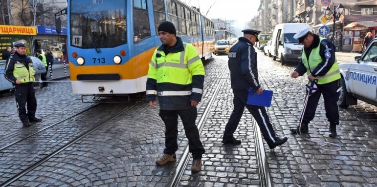 Трамвай блъсна пешеходец на улица "Мария Луиза" в София, което