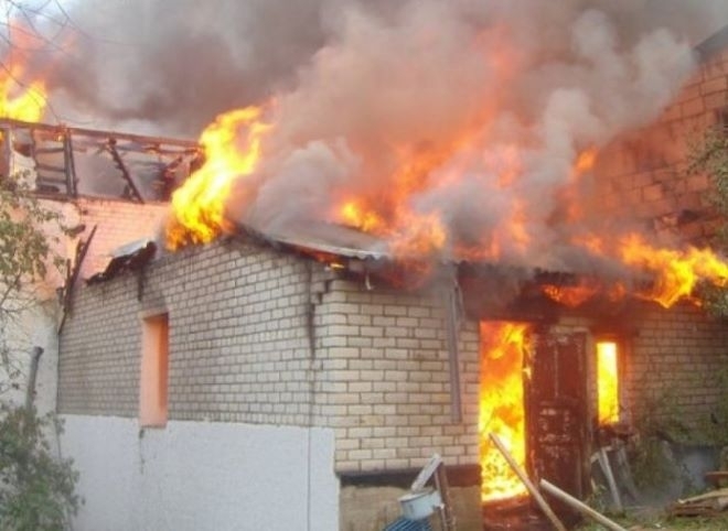 Мъж подпали къщата си във врачанско село съобщиха от областната