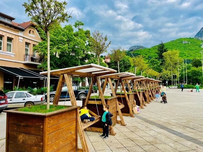 Нови дървени люлки красят града под Околчица научи BulNews След първите