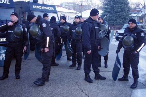 Полиция и жандармерия блокираха Брусарци, има задържани