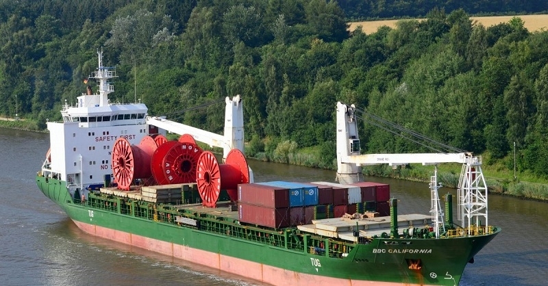 Товарен кораб с членове на екипажа които вероятно са се