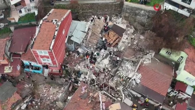 Един човек загина, а десет са ранени след срутването на две сгради в Истанбул /снимки/