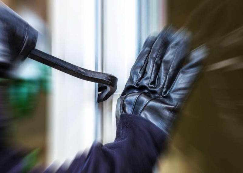 Полицията издирва крадец разбил вила в Мездра съобщиха от облатната