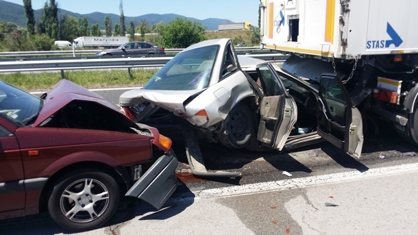 Тежка катастрофа между тежкотоварен автомобил и две коли е станала