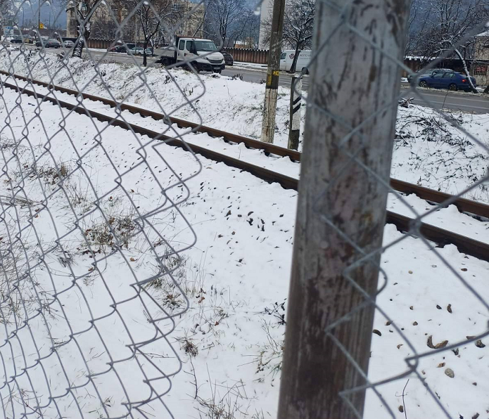 Само часове след монтирането ѝ предпазната ограда по железопътната линия