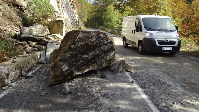 Огромен скален къс падна върху патя за Рилския манастир рано