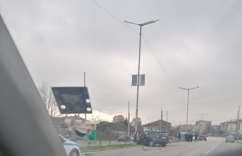 Джип се е ударил в крайпътна ограда във Видин научи