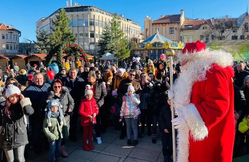 Дядо Коледа пристигна във Враца, за да се срещне с