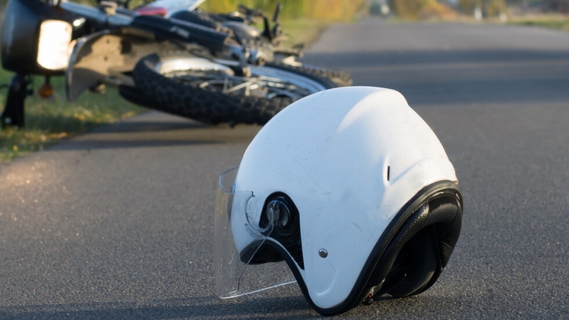 23 годишен моторист е в тежко състояние след катастрофа на пътя