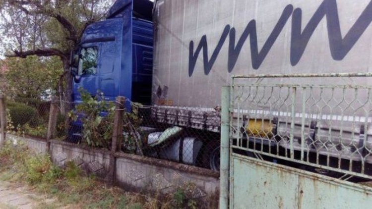 Мъж е откраднал камион и катастрофирал в портата на къща