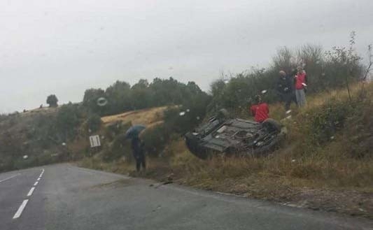 Две коли са се обърнали вчера край язовира на село