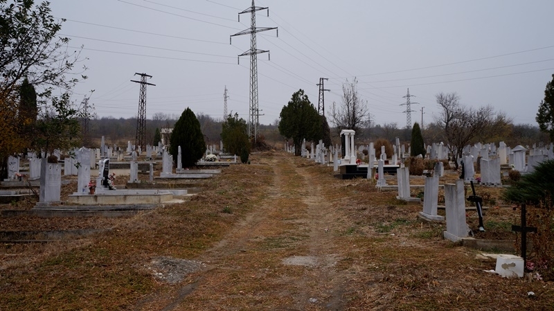 Основно почистване и окосяване на тревата са извършили работниците от