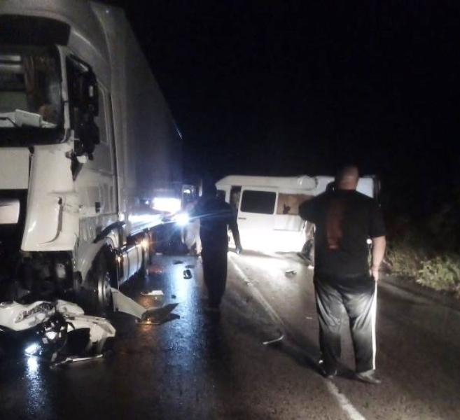 Тежка катастрофа с 2 ТИР а и бус е станала между
