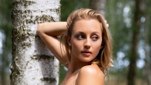 Джулия прекарва доста от времето си под слънцето в последните