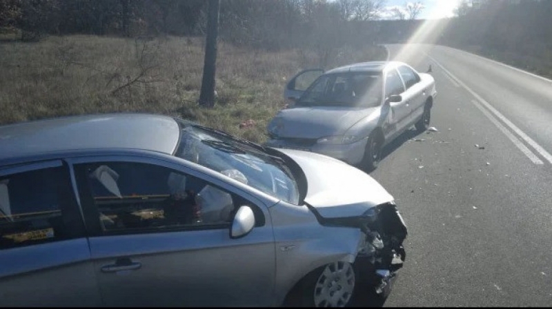 Две коли са се сблъскали при изпреварване на пътя за