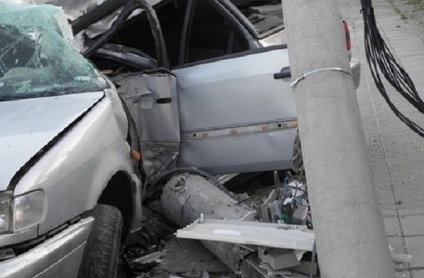 Видинчанин заби колата си в стълб във Врачанско, спътничката му