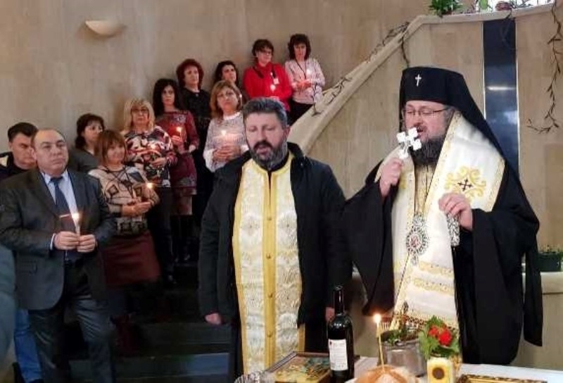 Врачанският митрополит Григорий отслужи водосвет в НОИ за здраве и просперитет /снимки/