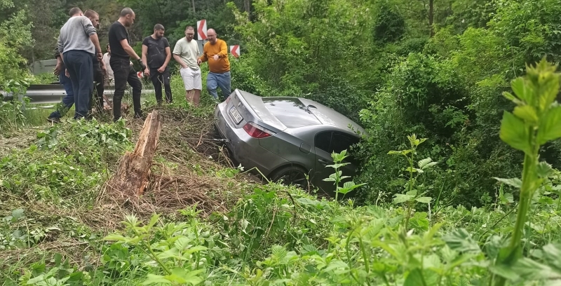 Кола падна в дере в Ловешко, почина жена, съобщиха от полицията.
Инцидентът е