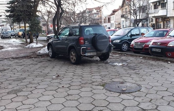 Тарикат заряза джипа си на тротоар и вбеси врачани