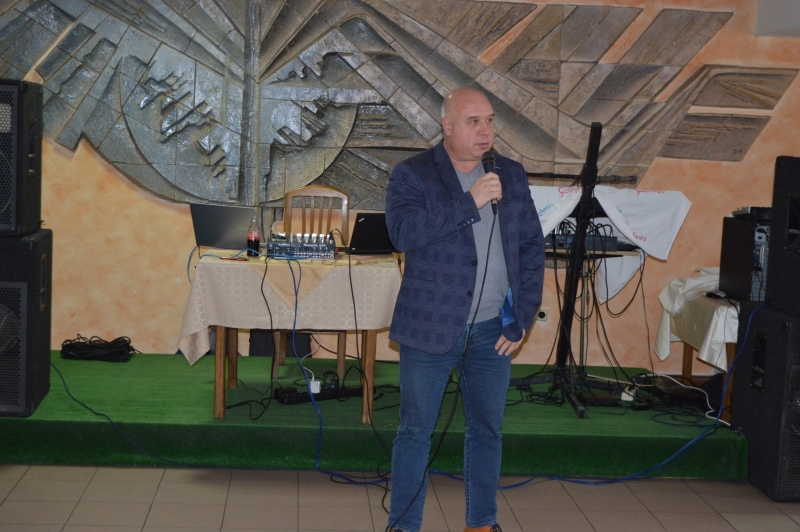 С много музика песни и танци пенсионерските клубове Чинарите