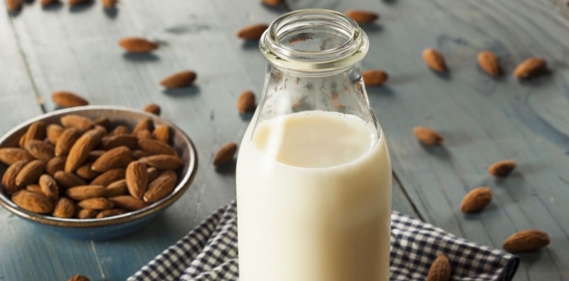 Бадемовото мляко има приятен вкус и кремообразна текстура подобна на