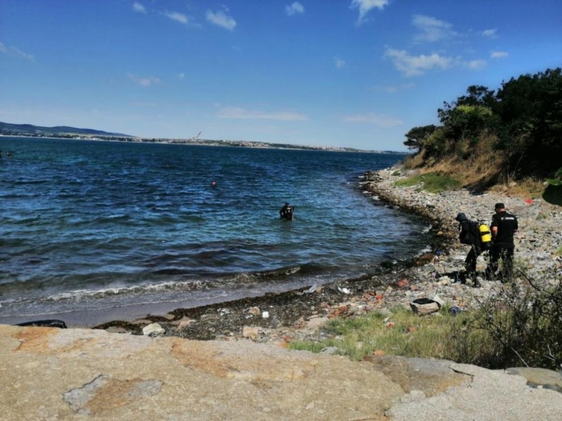Съмнение за мина вдигна накрак военноморските сили във Варна и