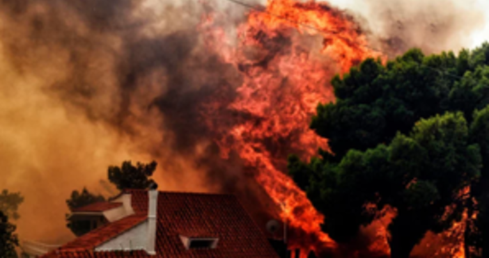 Стотици туристи бяха евакуирани от хотели и плажове на гръцкия